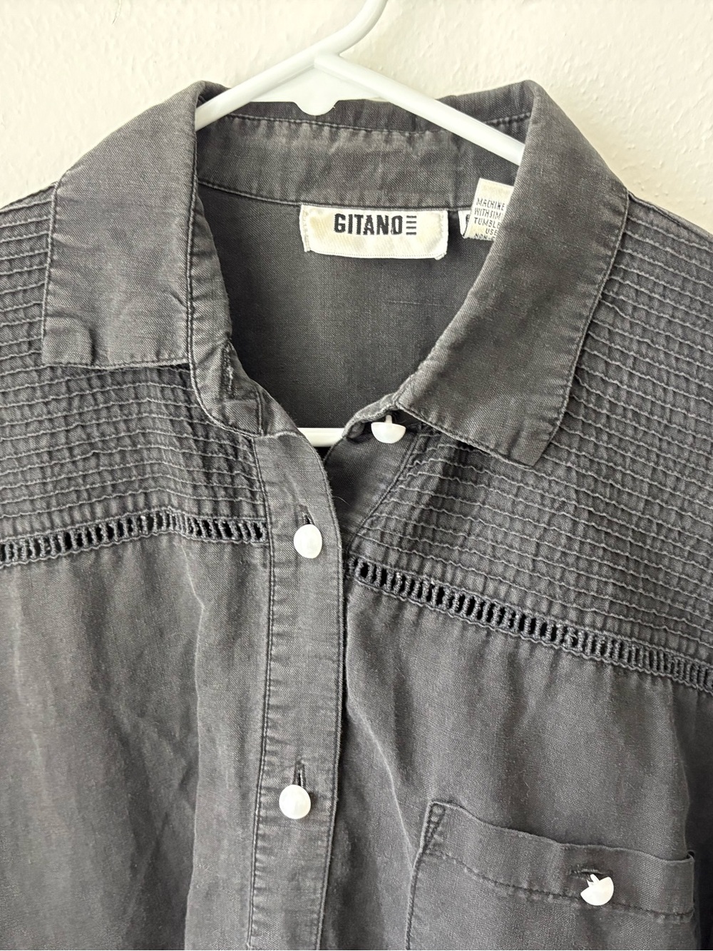 Vintage Gitano Women’s Charcoal Gray  Button-Down Shirt with Textured Yoke.